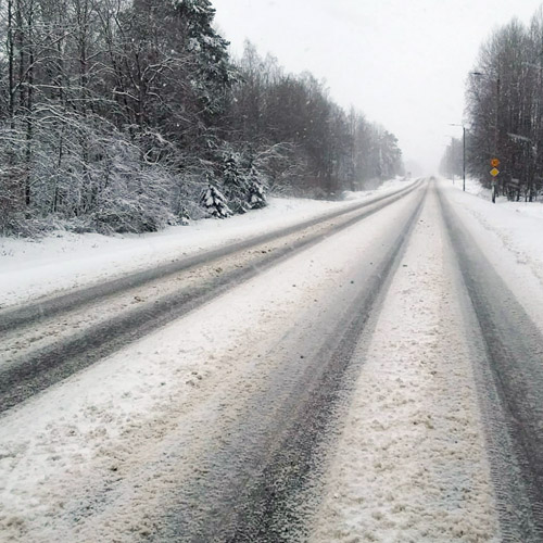 Talvinen tie lumimyräkkäpäivänä.