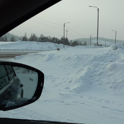 Lumivallit tien liittymässä.